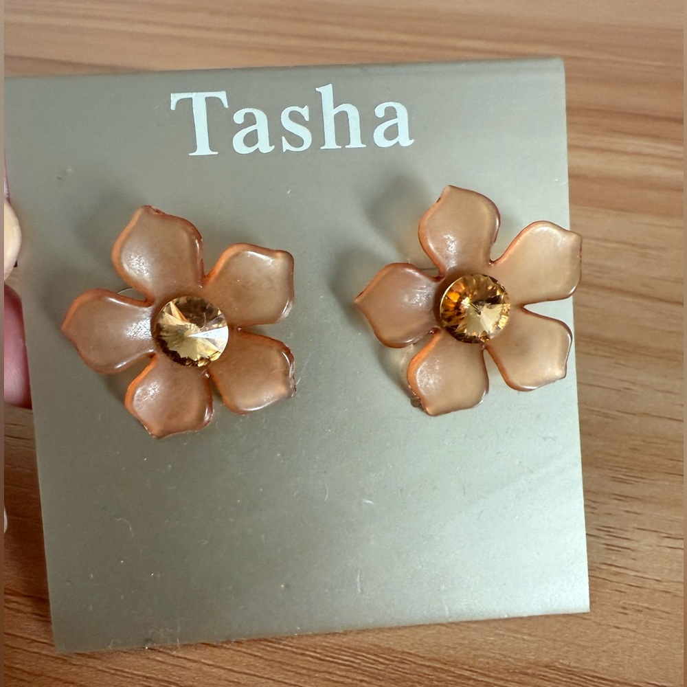 NWT Vintage Y2K Tasha Flower Earrings with Stone in Middle